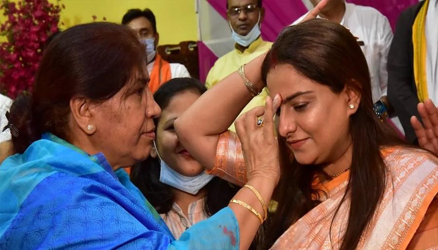 डॉक्टरी से राजनीति तक: बुलंदशहर की जिला पंचायत अध्यक्ष डॉ. अंतुल तेवतिया की सफलता की कहानी